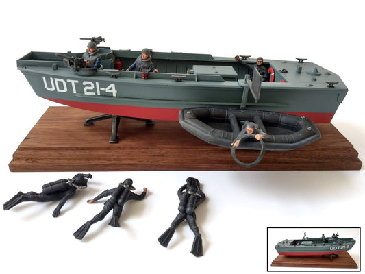 1:35 UTD Boat with FROGMEN from REVELL