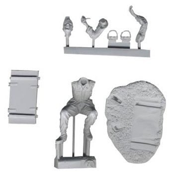 1:35 DAK Artillery Crew Seated with Pipe - FIRST LEGION