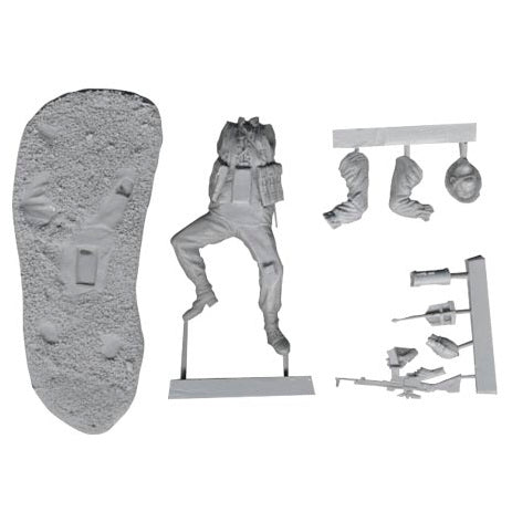 1:35 Waffen-SS Panzer Grenadier Sniper with Scoped StG 44 - FIRST LEGION