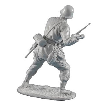 1:35 German Fallschirmjager Throwing Grenade - FIRST LEGION