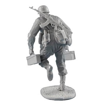 1:35 German Fallschirmjager Running with MG42 Ammo - FIRST LEGION