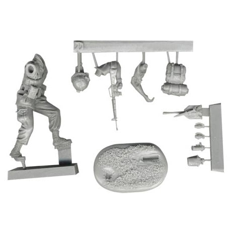 1:35 US 25th Infantry Division Advancing with M-16 - FIRST LEGION