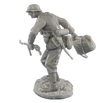 1:35 German Combat Pioneer Throwing Satchel Charge - FIRST LEGION