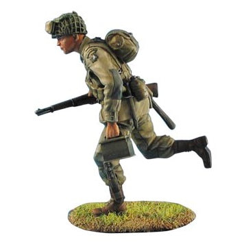 1:35 US Airborne Paratrooper Running with M1 Garand and Ammo Box - FIRST LEGION