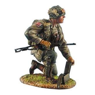 1:35 US Airborne Paratrooper with Carbine and .30 Cal Ammo - FIRST LEGION