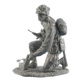 1:35 US Airborne Paratrooper with Carbine and .30 Cal Ammo - FIRST LEGION