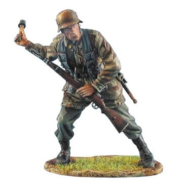 1:35 German Fallschirmjager Throwing Grenade - FIRST LEGION