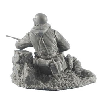 1:35 German Heer Infantry Winter Tank Rider Resting with Rifle - FIRST LEGION