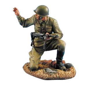 1:35 Russian Sergeant Kneeling with Trophy MP40 - FIRST LEGION
