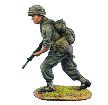 1:35 US 25th Infantry Division Advancing with M-16 - FIRST LEGION